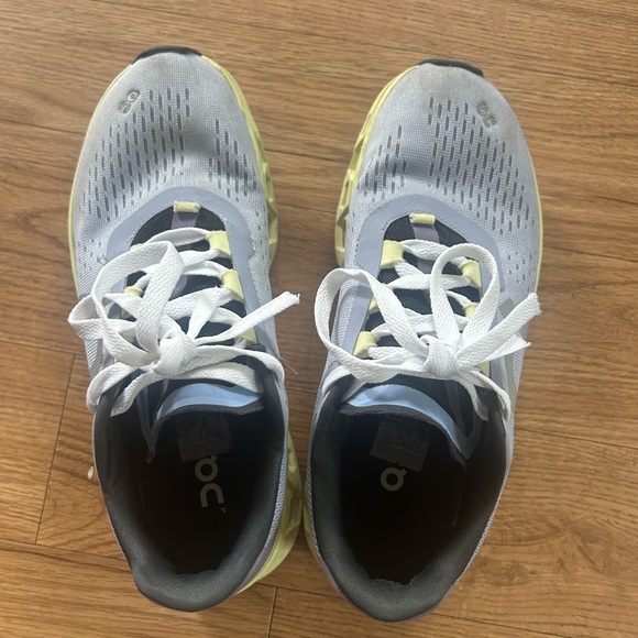 On Running Athletic Shoes in Gray and Yellow - Picture 5 of 8